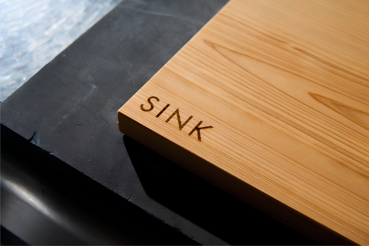 SINKの刻印が入ったヒノキ一枚板の接写